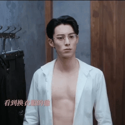 Phân cảnh đáng ra khiến khán giả phải &quot;cảm thán&quot; vì body săn chắc của Vương Hạc Đệ lại biến thành hạt sạn vì trang phục trông lôi thôi.