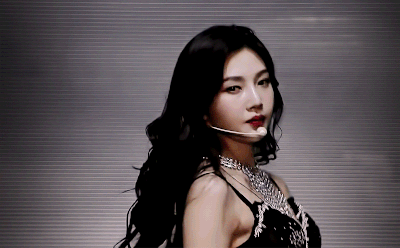 Tạo hình xinh đẹp của Joy trong outfit này cũng trở thành đề tài gây sốt các diễn đàn thảo luận tại Hàn Quốc.