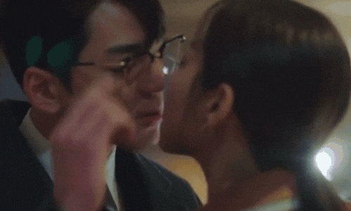 Nhưng khoảnh khắc tháo kính bên cạnh Young Seo, Sung Hoon thay đổi 180 độ, trở nên quyến rũ, dứt khoát.