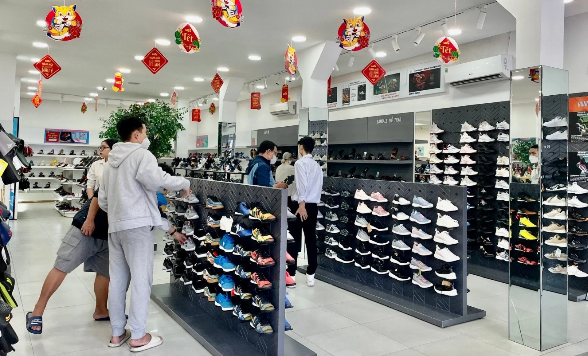 Thương mại điện tử vượt bán hàng truyền thống dịp Tết Bính Ngọ 2026