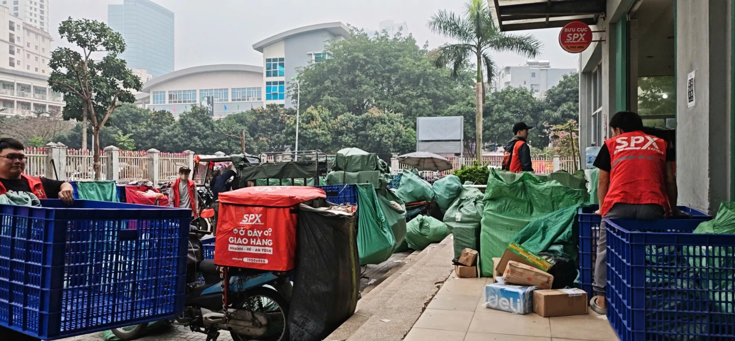 Logistics quá tải cục bộ, hàng nghìn kiện hàng ùn ứ trước Tết