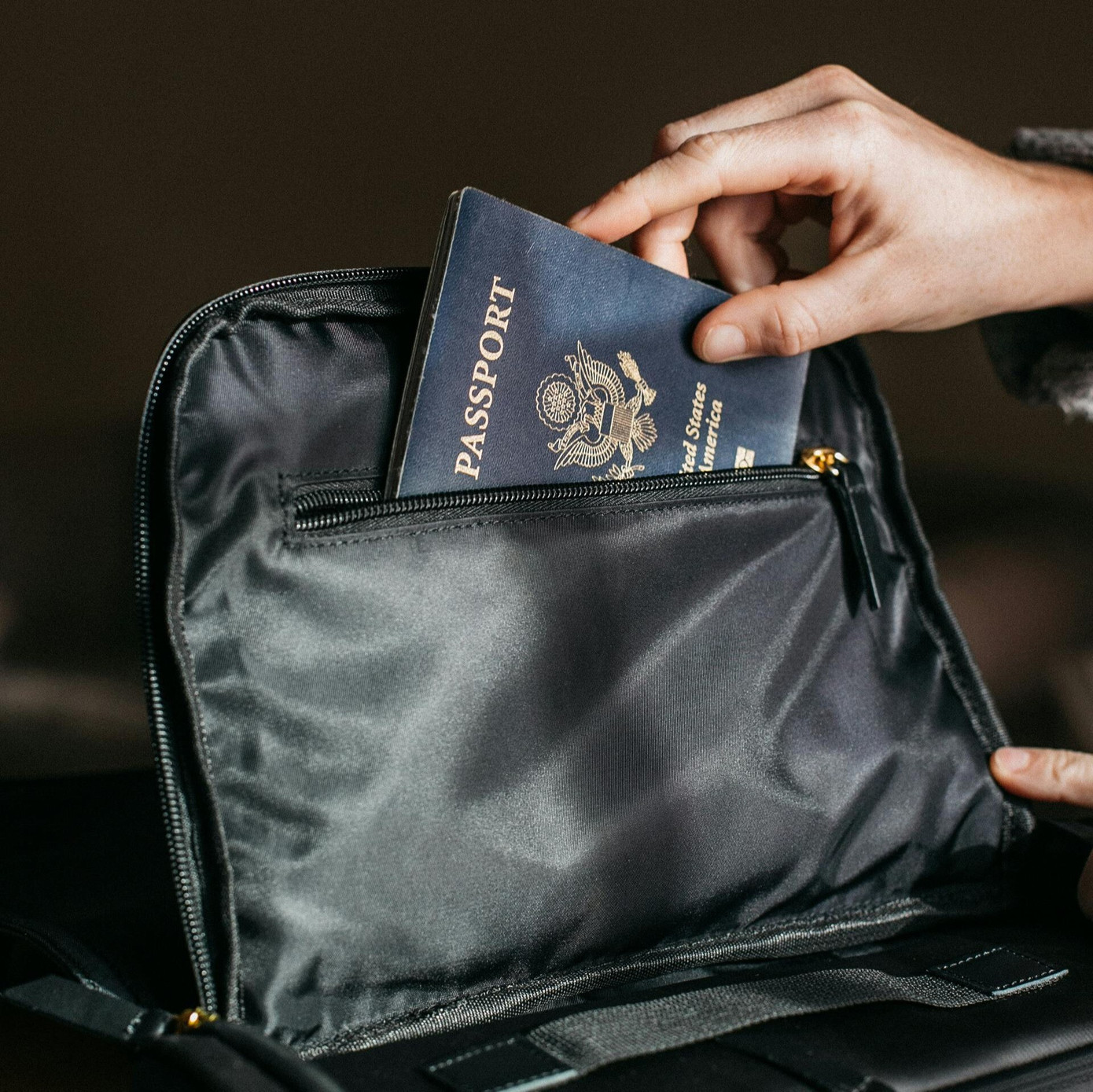 Đừng quên kiểm tra giấy tờ, visa và bảo hiểm trước mỗi chuyến đi. - Ảnh: Pexels anh-4.jpg