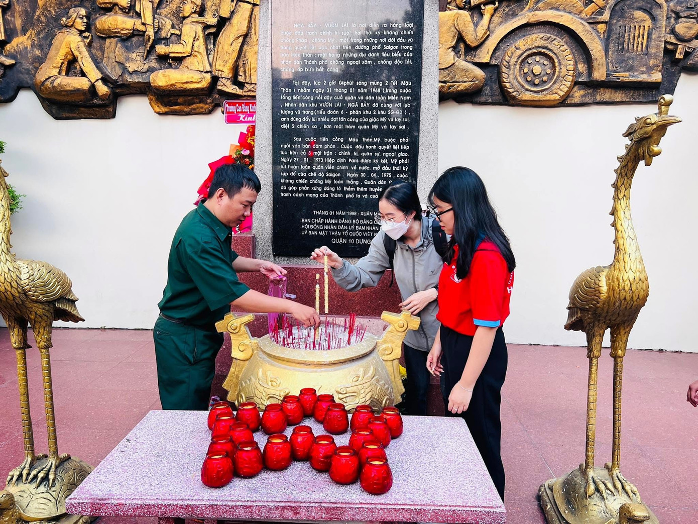 Buổi lễ dâng hương, dâng hoa, thắp nến tại bia tưởng niệm Vườn Lài (phường Vườn Lài). an-ninh.jpg