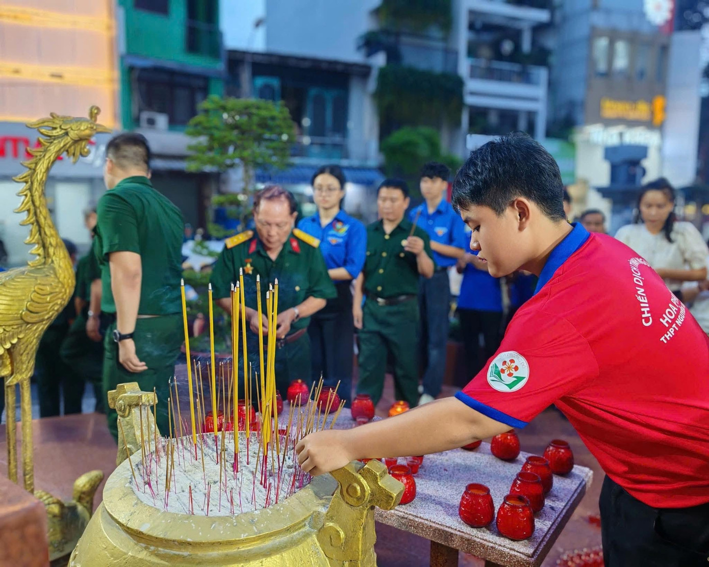 Chiến sĩ Hoa Phượng đỏ dâng hương tại bia tưởng niệm Vườn Lài (phường Vườn Lài). an-ninh-2.jpg