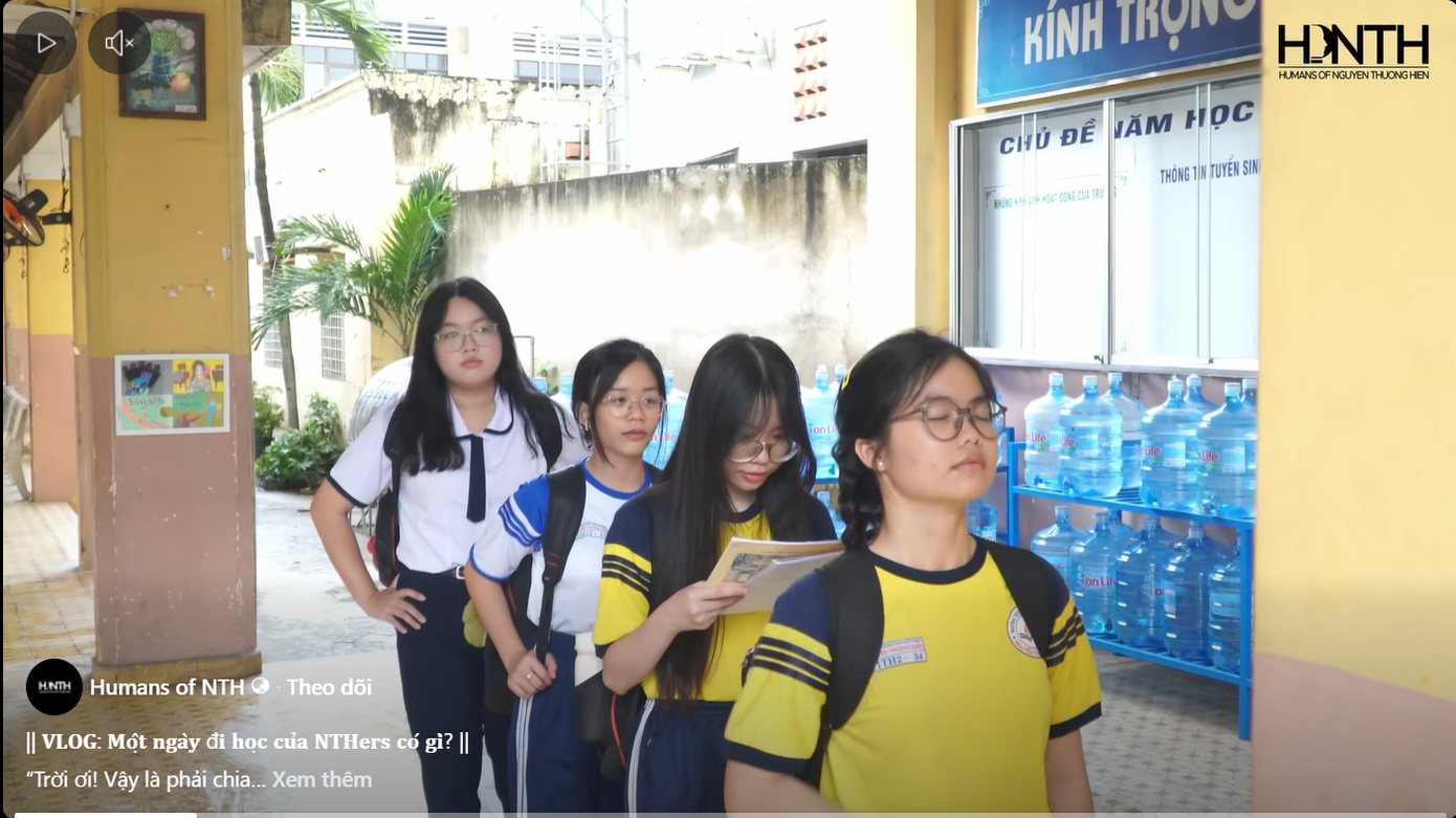 Các bạn xếp hàng ngay ngắn chờ điểm danh bằng hệ thống (Nguồn: Humans of NTH)