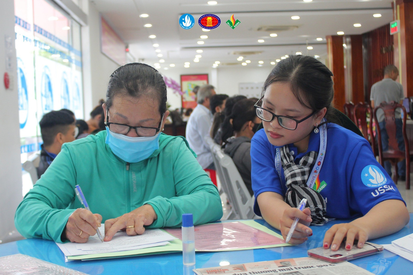 Bạn tình nguyện viên hỗ trợ người dân thực hiện các thủ tục hành chính. ho-tro-3.jpg