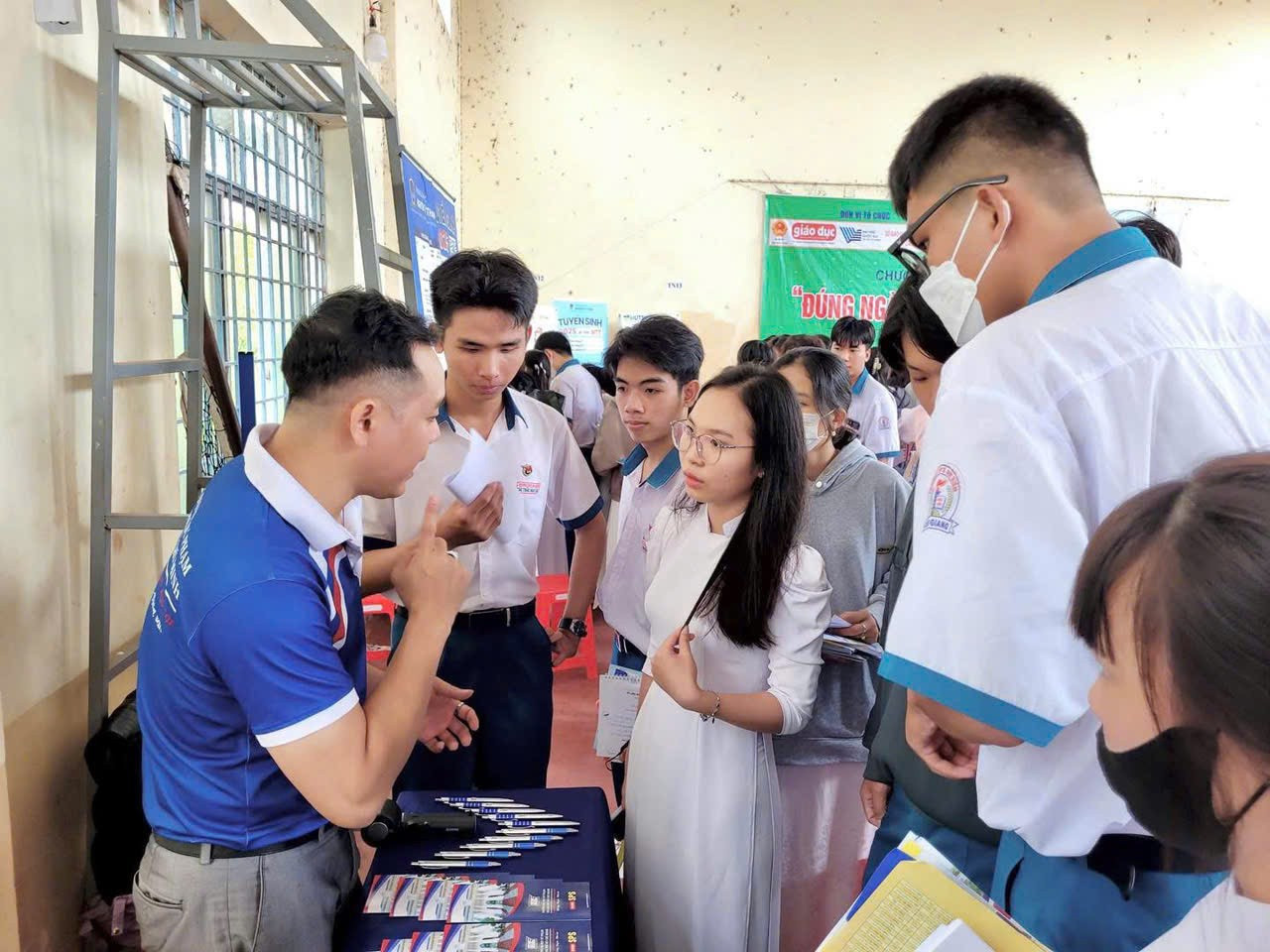Nhiều teen chủ động tìm hiểu về ngành Sư phạm để có được sự chuẩn bị tốt nhất. Ảnh: Trường Đại học Sư phạm TP.HCM z6803701740370-fd75d008d8181446c1236dd3e7a99ad0.jpg