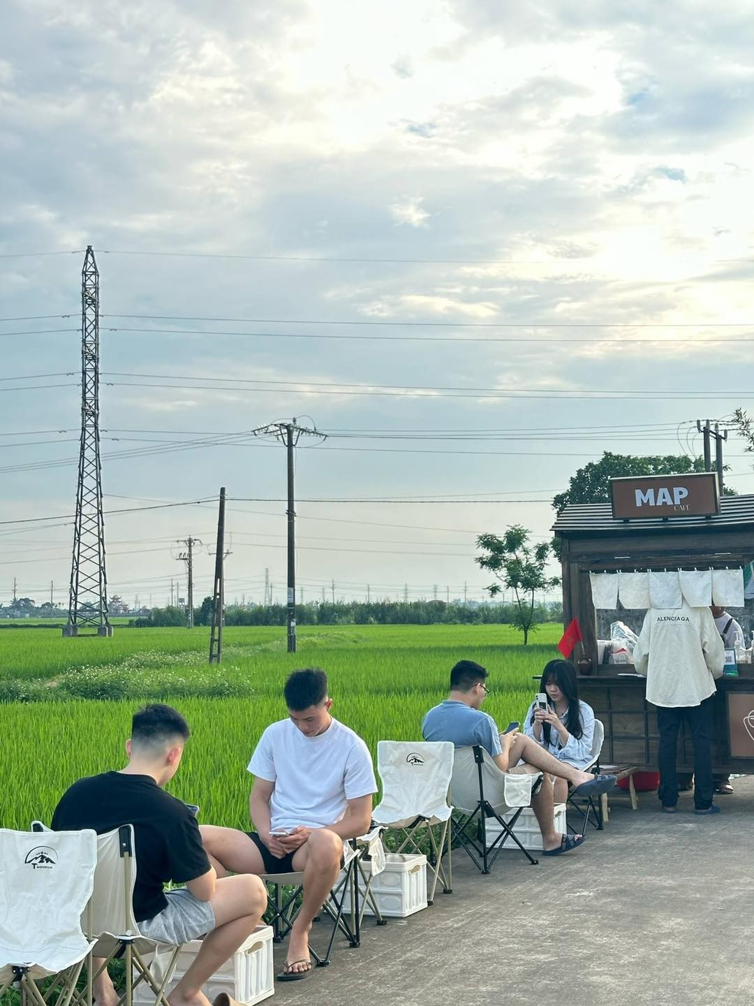 Quán cà phê được mở giữa cánh đồng thu hút rất nhiều bạn trẻ đến để trải nghiệm. vietnamnetvn.jpg
