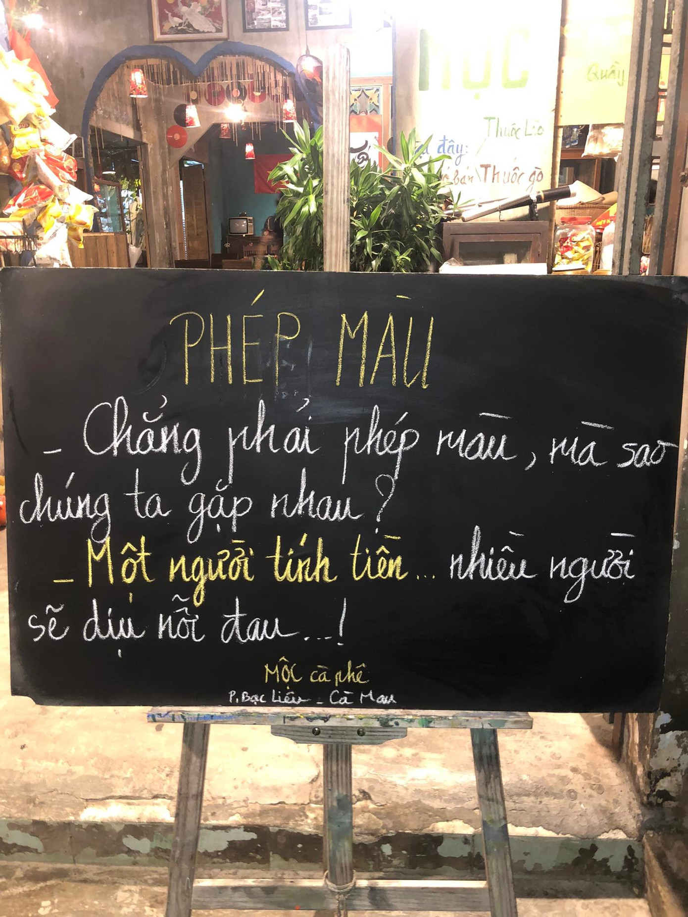 Những câu nói hài hước được anh chủ quán tự nghĩ ra và thay đổi hằng ngày thu hút nhiều sự quan tâm từ netizen. Ảnh: CàPhê Mộc 509417494-1267611095369359-2343664499091909517-n.jpg