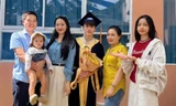 Văn Kiểu và gia đình chụp hình kỷ niệm tại lễ tốt nghiệp.