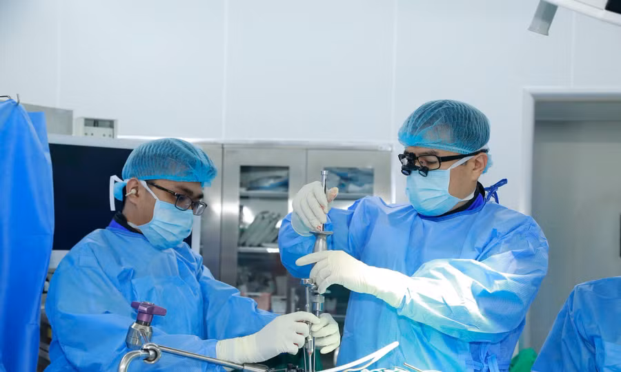 Ba công nghệ tiên tiến nâng tầm phẫu thuật cột sống