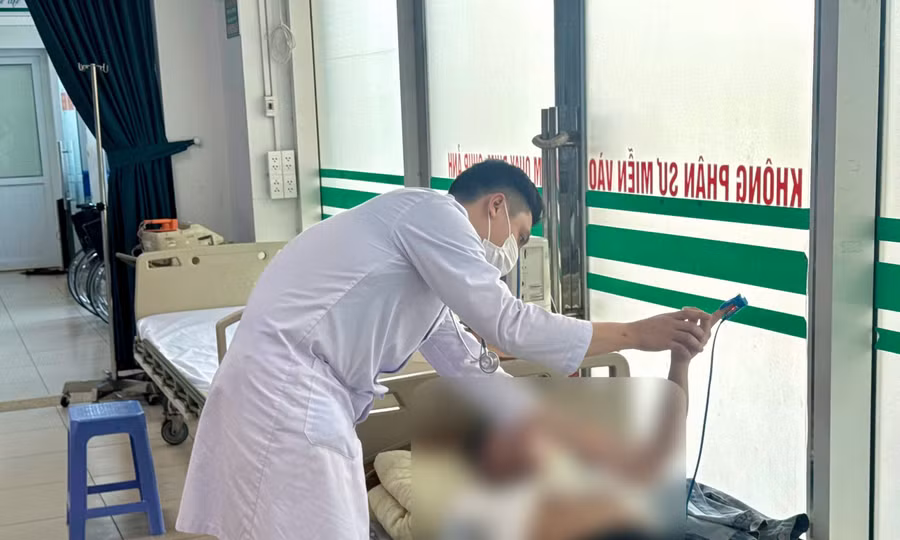Nam shipper lao vào ô tô do say nắng khi đang đi giao hàng