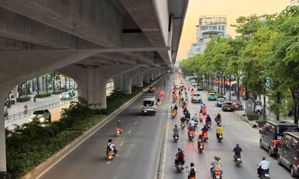 Camera, biển cấm vẫn bất lực: Xe máy vô tư chiếm làn ô tô ở Phạm Văn Đồng