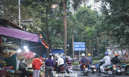 Những khu chợ tự phát nằm ngoài danh sách giải tỏa tại Hà Nội