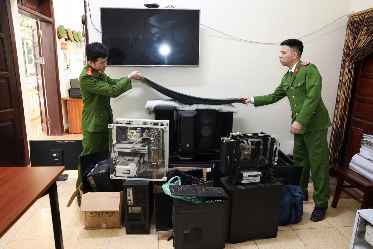 Vụ án 'Xôi Lạc TV': Khởi tố thêm 8 bị can, phong tỏa 58 tài khoản ngân hàng, thu giữ nhiều xế hộp hạng sang
