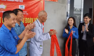 Bàn giao nhà đại đoàn kết cho hộ cận nghèo ở Huế