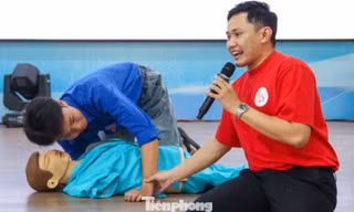 Bạn trẻ học sơ cấp cứu, tập ép tim, xử lý hóc dị vật...