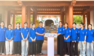 Một địa điểm di tích lịch sử được thiết kế bảng mã QR để người dân và du khách dễ dàng tra cứu thông tin.
