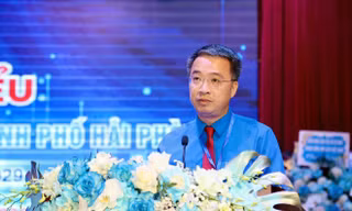 Anh Nguyễn Tường Lâm - Bí thư Trung ương Đoàn, Chủ tịch Trung ương Hội LHTN Việt Nam phát biểu chỉ đạo tại đại hội.