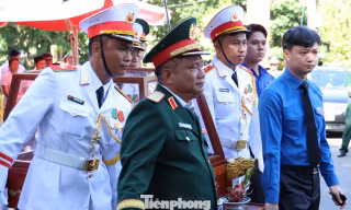 Bí thư Thường trực Trung ương Đoàn tiễn đưa anh hùng liệt sĩ tại công viên Lê Thị Riêng
