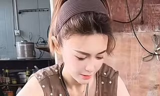 Từ tiếp viên hàng không đến 'Tây Thi bán cua' nổi tiếng Trung Quốc