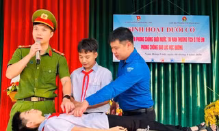 Thanh niên, công an hướng dẫn nhận biết các vùng nước nguy hiểm và kỹ năng phòng chống đuối nước 