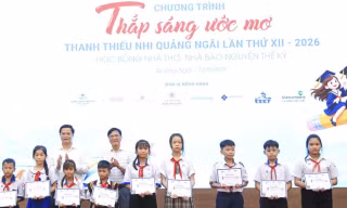Quảng Ngãi trao 150 suất học bổng 'Thắp sáng ước mơ'
