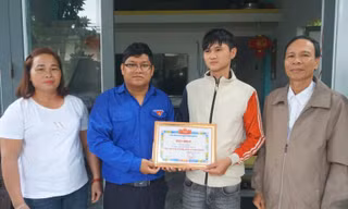 Khoảnh khắc 'người hùng áo đen' đu dây xuống dòng lũ dữ, cứu người bị cuốn trôi