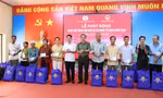 Công an An Giang trao hàng chục suất quà, hỗ trợ mổ mắt miễn phí cho người nghèo