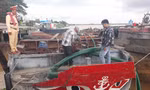 Bị phát hiện hút cát trái phép, 'cát tặc' nhảy sông bỏ trốn