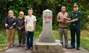 Tiếp nhận di vật và thông tin nghi khu mộ tập thể Bộ đội Trường Sơn