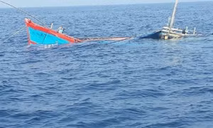 Sau vụ chìm tàu 3 người mất tích, thêm một tàu cá Quảng Ngãi khác cùng 38 ngư dân bị hỏng bánh lái ở Trường Sa