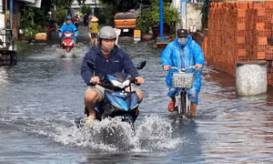 Đến sáng 11/9, một đoạn đường Hồ Học Lãm, phường An Lạc vẫn còn ngập úngẢnh: Hữu Huy 