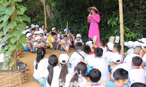 Học sinh nghe thuyết minh về cuộc đời, sự nghiệp của Chủ tịch Hồ Chí Minh tại Khu di tích quốc gia đặc biệt Kim Liên (xã Kim Liên, Nghệ An) 