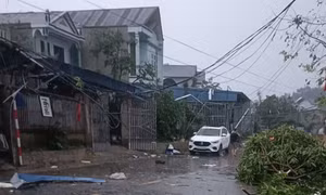 Nhiều nhà bị tốc mái, ô tô vỡ kính do mưa đá, giông lốc ở Thái Nguyên 