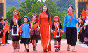 Cô và trò Trường Phổ thông nội trú Tiểu học và THCS Bình Liêu -Quảng Ninh hân hoan đón năm học mới trong ngôi trường khang trang, hiện đại Ảnh: Quang Vinh