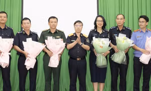 Thứ trưởng Bộ Tài chính biểu dương lực lượng phá chuyên án hơn 1,2 tấn ngà voi