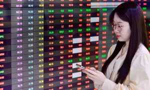 Chứng khoán 'đỏ lửa' đầu tuần, VN-Index mất hơn 14 điểm