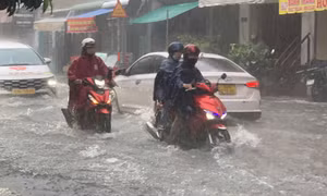 Mưa chiều nay khiến nhiều tuyến đường ở Phường Phú Thạnh bị ngập- Ảnh Ngọc Lân