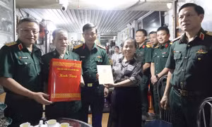 Ban Tổ chức chương trình tới thăm hỏi, động viên thương binh nặng Phạm Xuân Hải (SN 1959, ở thôn 7, xã Vị Xuyên, tỉnh Tuyên Quang)ẢNH: NGUYỄN MINH