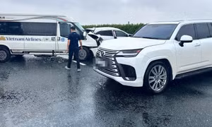 Tạm giữ hình sự tài xế xe Lexus lạng lách, chặn xe khác dẫn đến tai nạn trên cao tốc