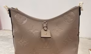 Phát hiện hàng loạt túi xách mạo danh thương hiệu Chanel, Hermes tuồn vào Việt Nam