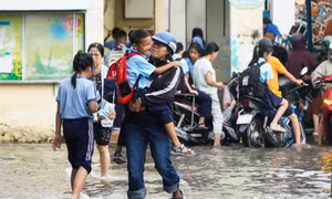 Nhiều trường học ở TPHCM cho học sinh tan học sớm tránh triều cường