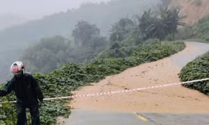 Mưa lớn ở Đà Nẵng: Học sinh lớp 3 trôi vào cống nước tử vong