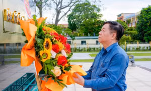 Đồng chí Nguyễn Trọng Nghĩa dâng hương tưởng niệm Chủ tịch Hồ Chí Minh và các Anh hùng liệt sĩ