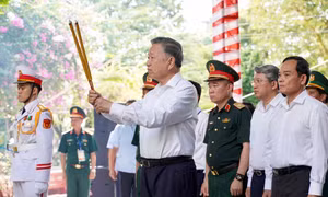 Tổng Bí thư, Chủ tịch nước Tô Lâm dâng hoa, dâng hương tưởng niệm Anh hùng liệt sĩ tại công viên Lê Thị Riêng