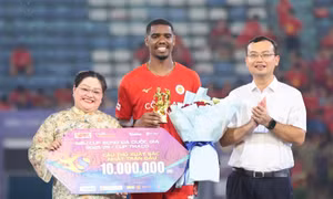 Alan giành cú đúp danh hiệu, gửi lời cảnh báo tới V.League