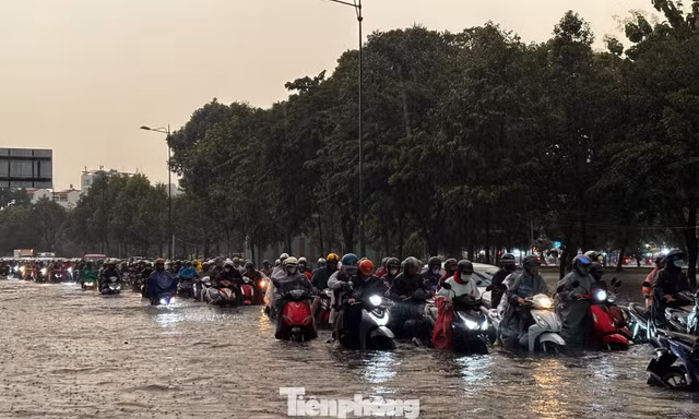 Từ những trận mưa lớn ở TPHCM: Bao giờ đường về nhà hết ngập?