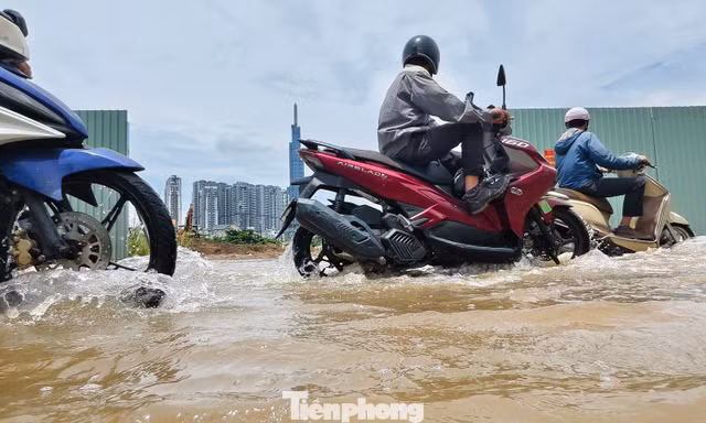 Từ những trận mưa lớn ở TPHCM: Bao giờ đường về nhà hết ngập?
