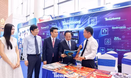 Gian hàng Hội Báo toàn quốc 2026 hút khách với công nghệ và sắc màu